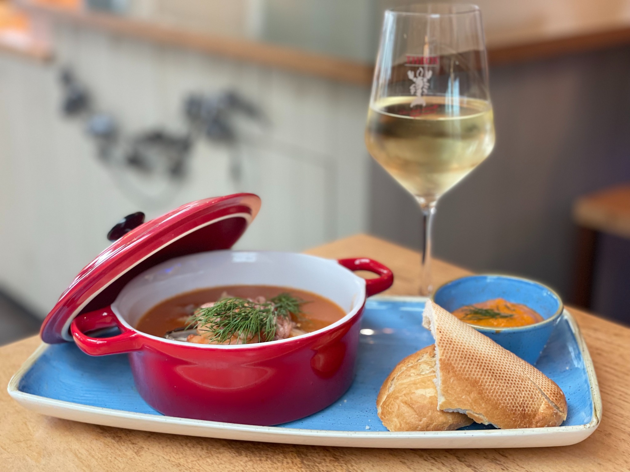 Fischsuppe mit Baguette und Dip