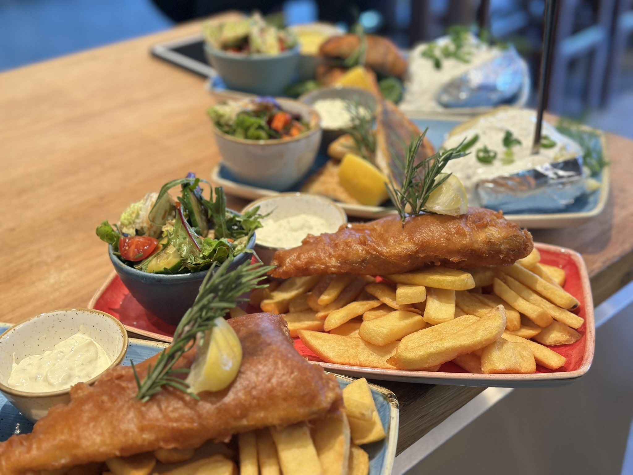 Knuspriger Fisch mit Pommes im Fish & Coffee